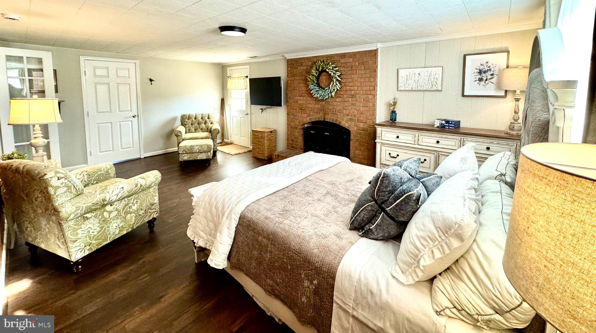 10801 ROLLINGWOOD DRIVE N