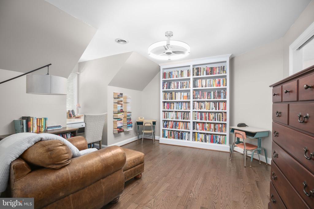 7217 BLOOMSBURY LANE
