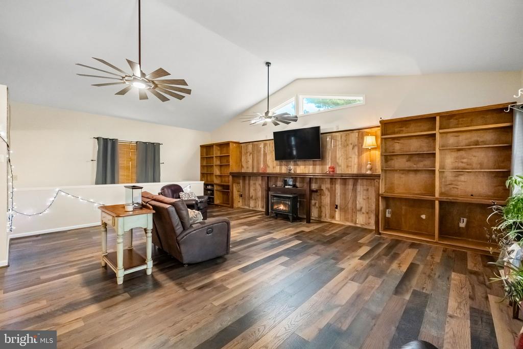 8908 JENNINGS LANE
