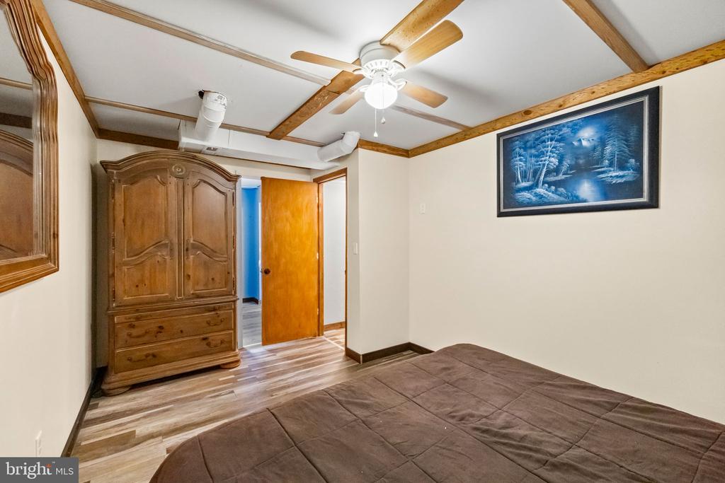 8908 JENNINGS LANE