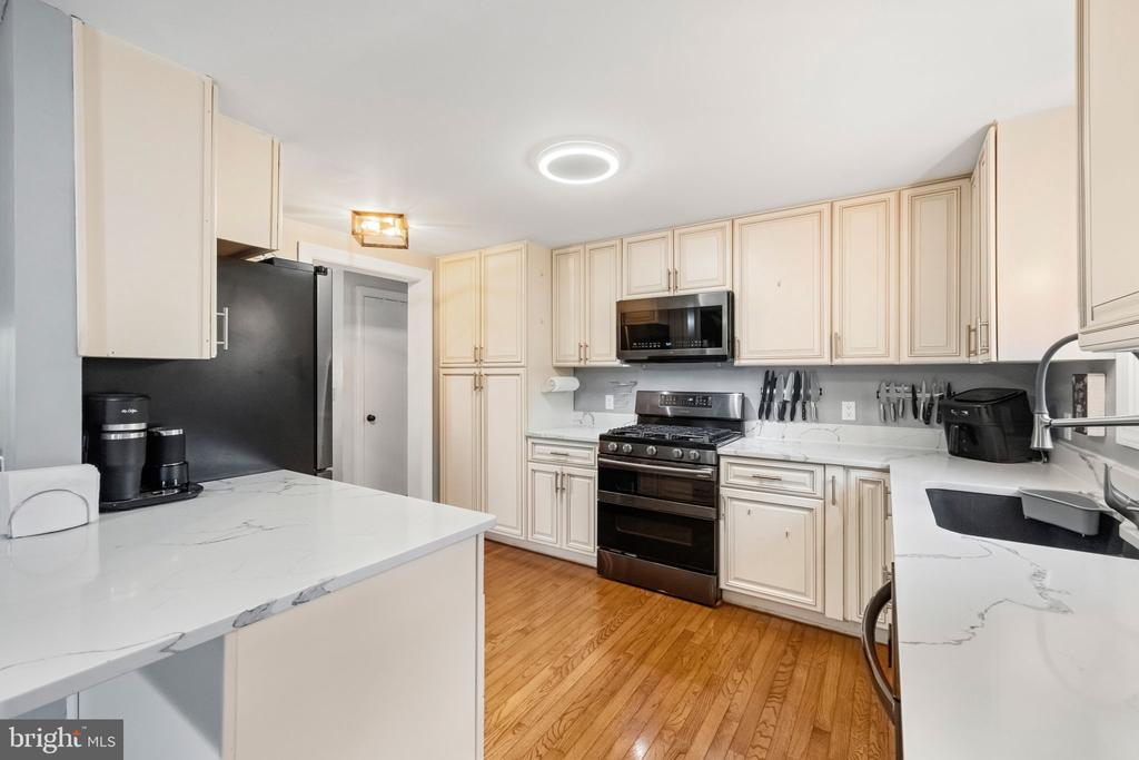 8908 JENNINGS LANE