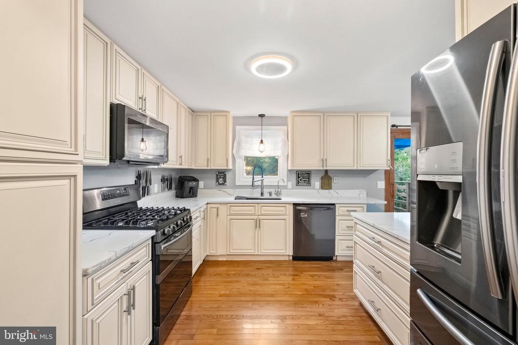8908 JENNINGS LANE
