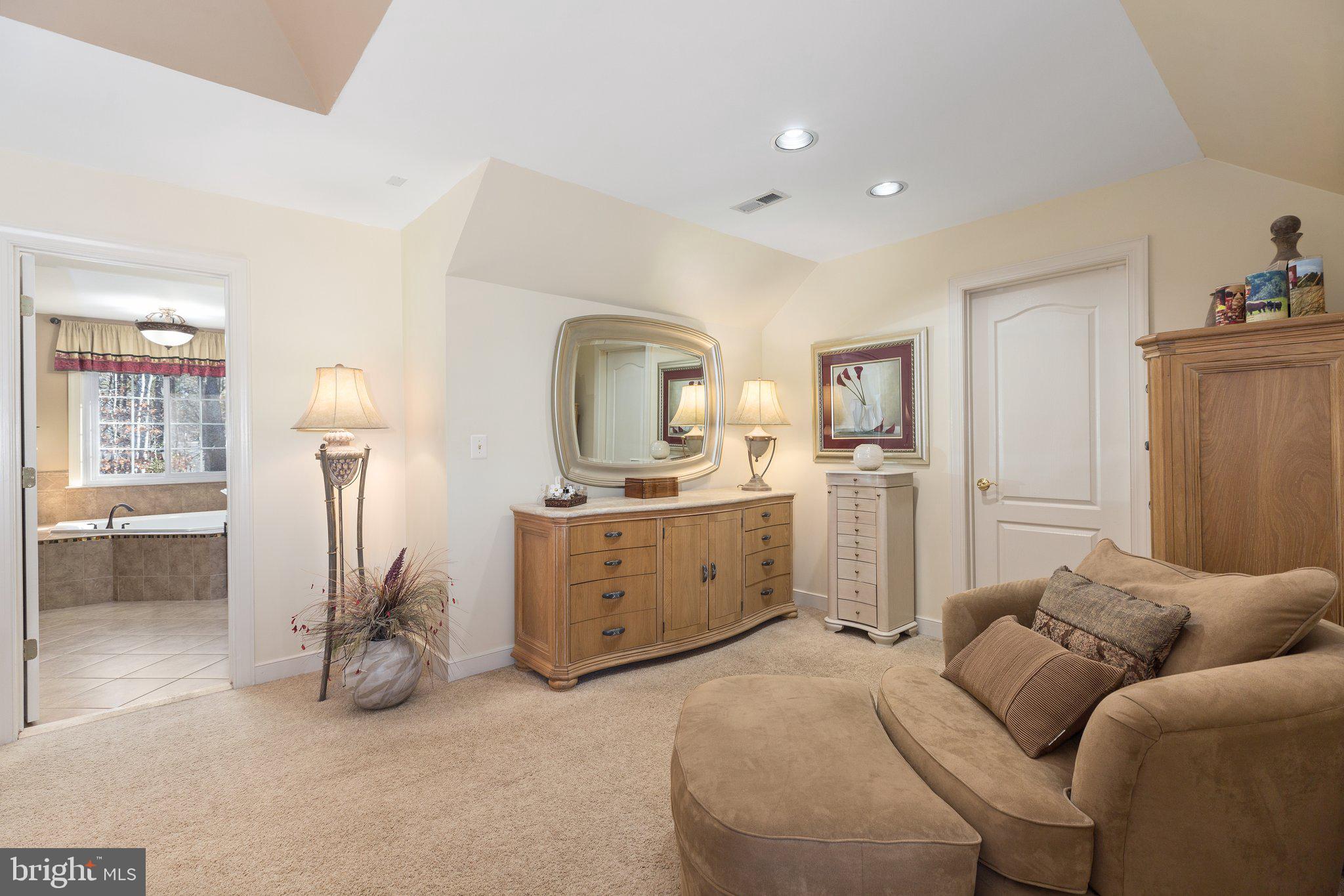 18 Ludwell LANE