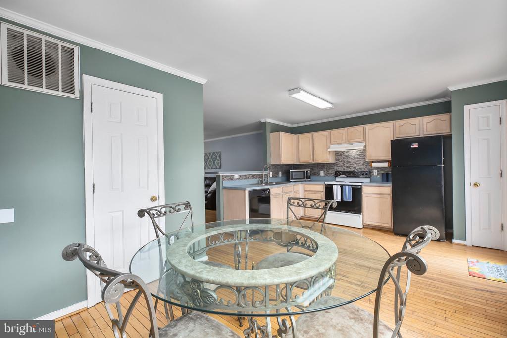 302 Munsons Hill Ct