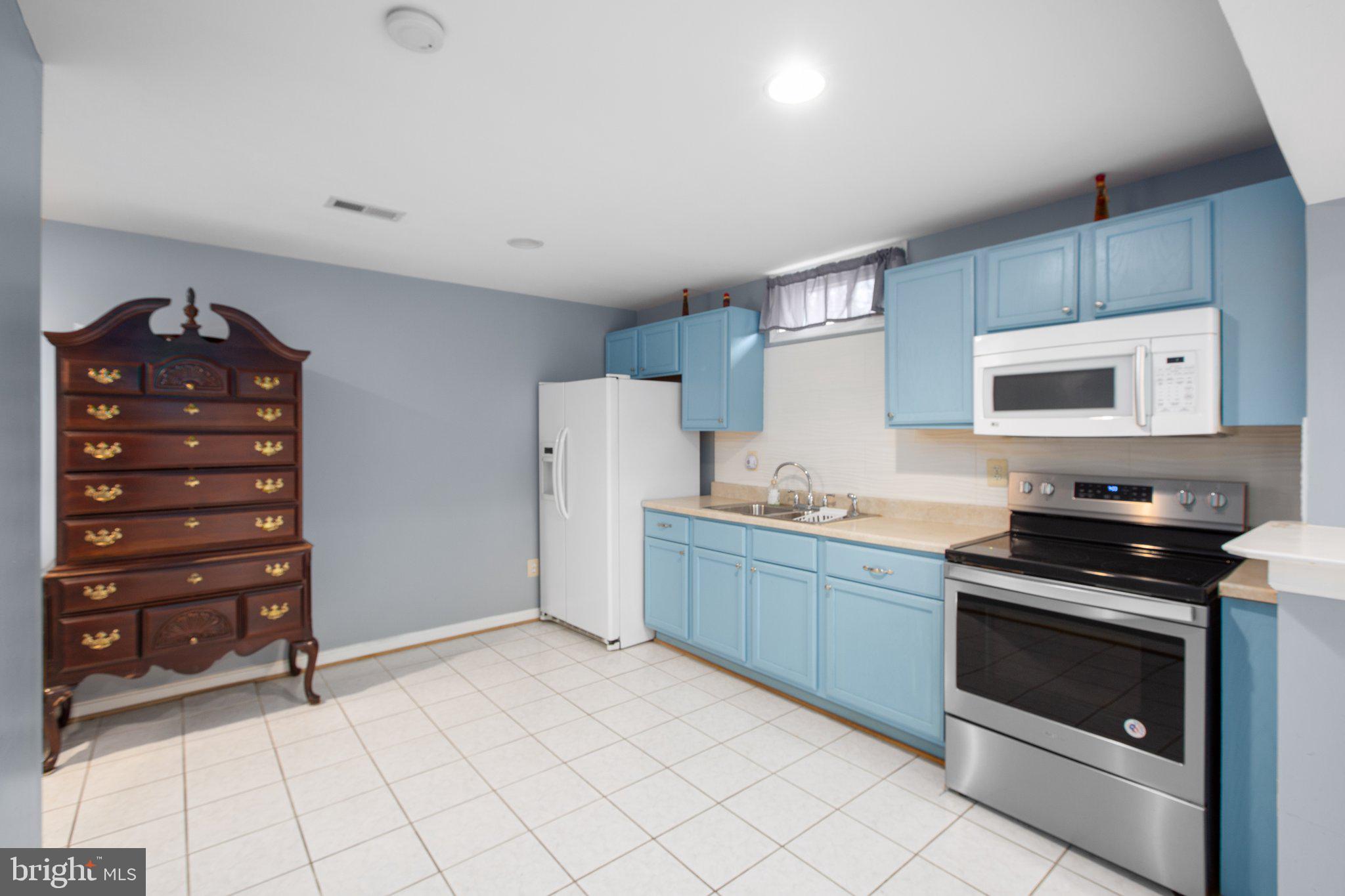 30 NEWBURY DR