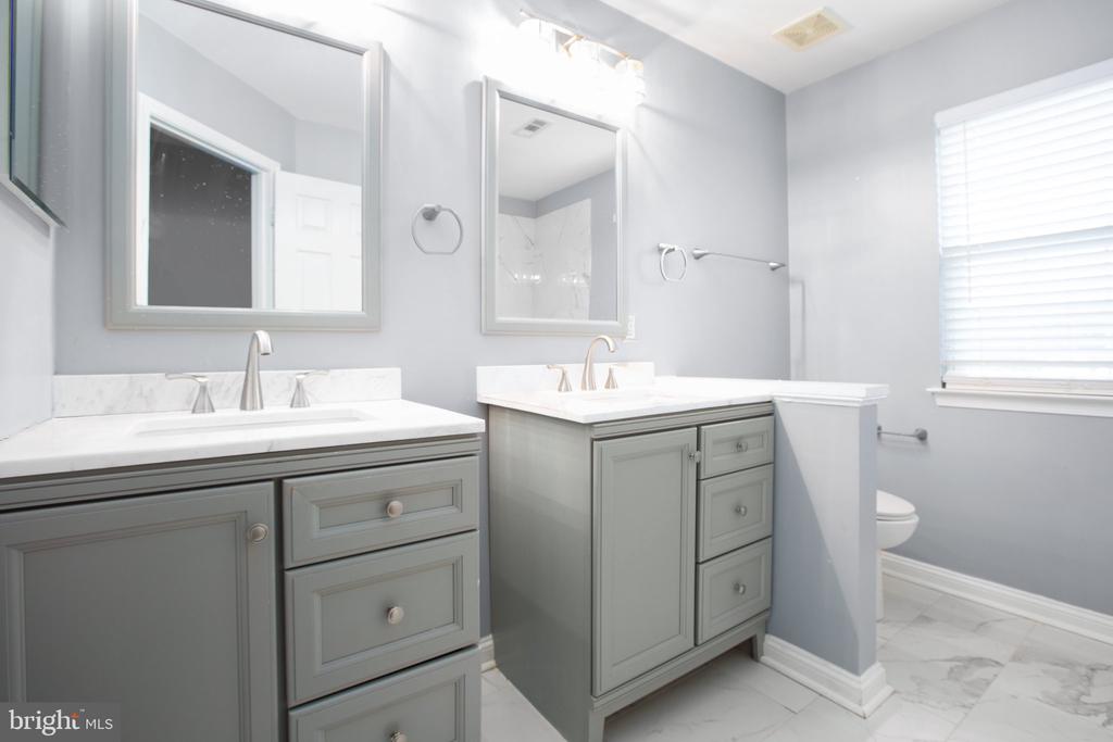 30 NEWBURY DR