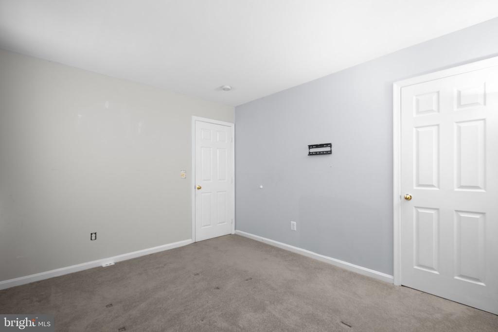 30 NEWBURY DR
