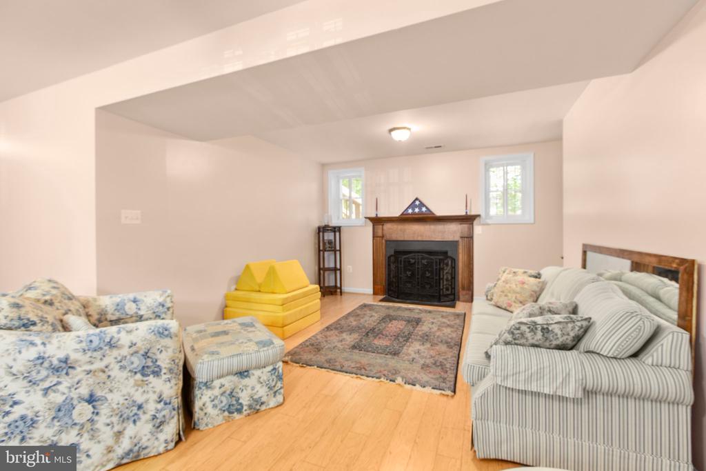 64 Briarwood Dr