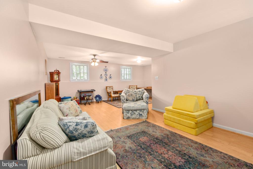 64 Briarwood Dr