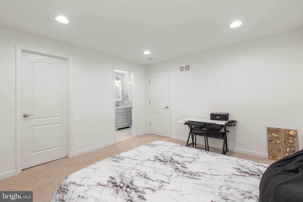 5 PLOWSHARE COURT