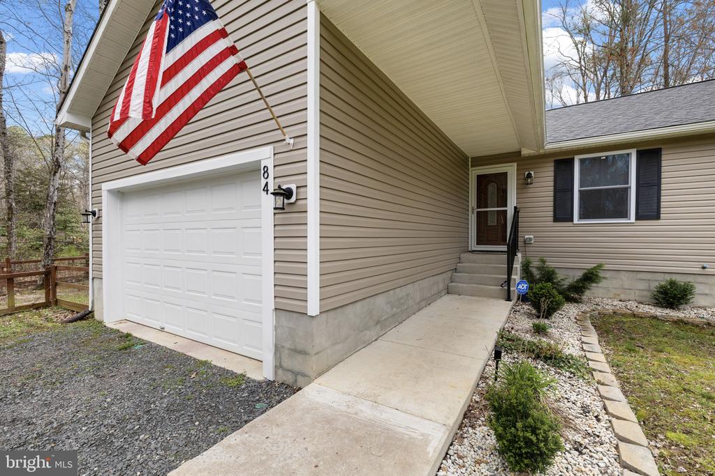 84 PINEWOOD LN.