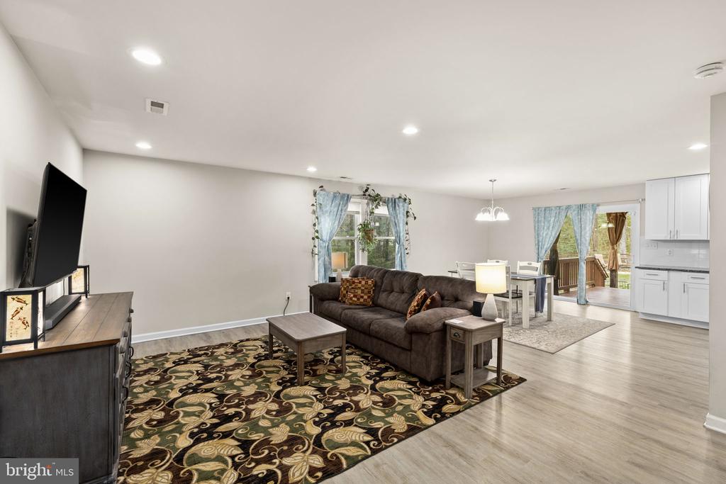 84 PINEWOOD LN.