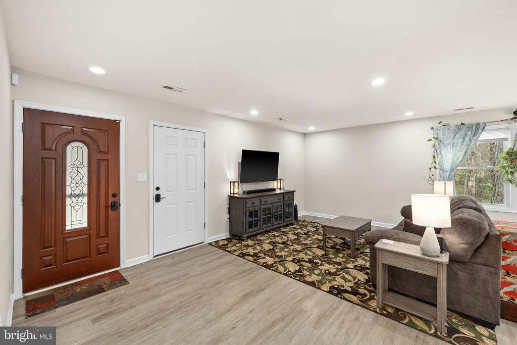 84 PINEWOOD LN.