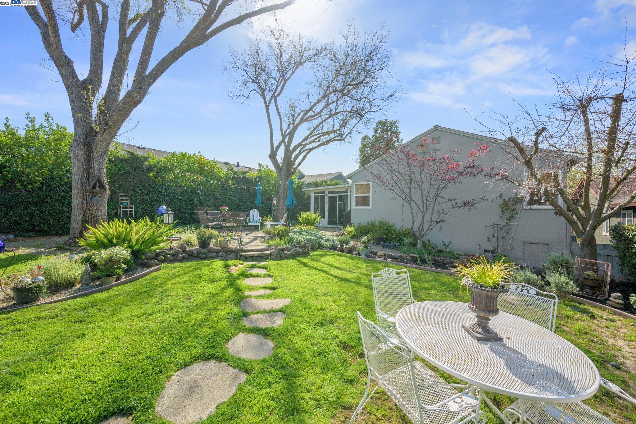 330 Amador Ct