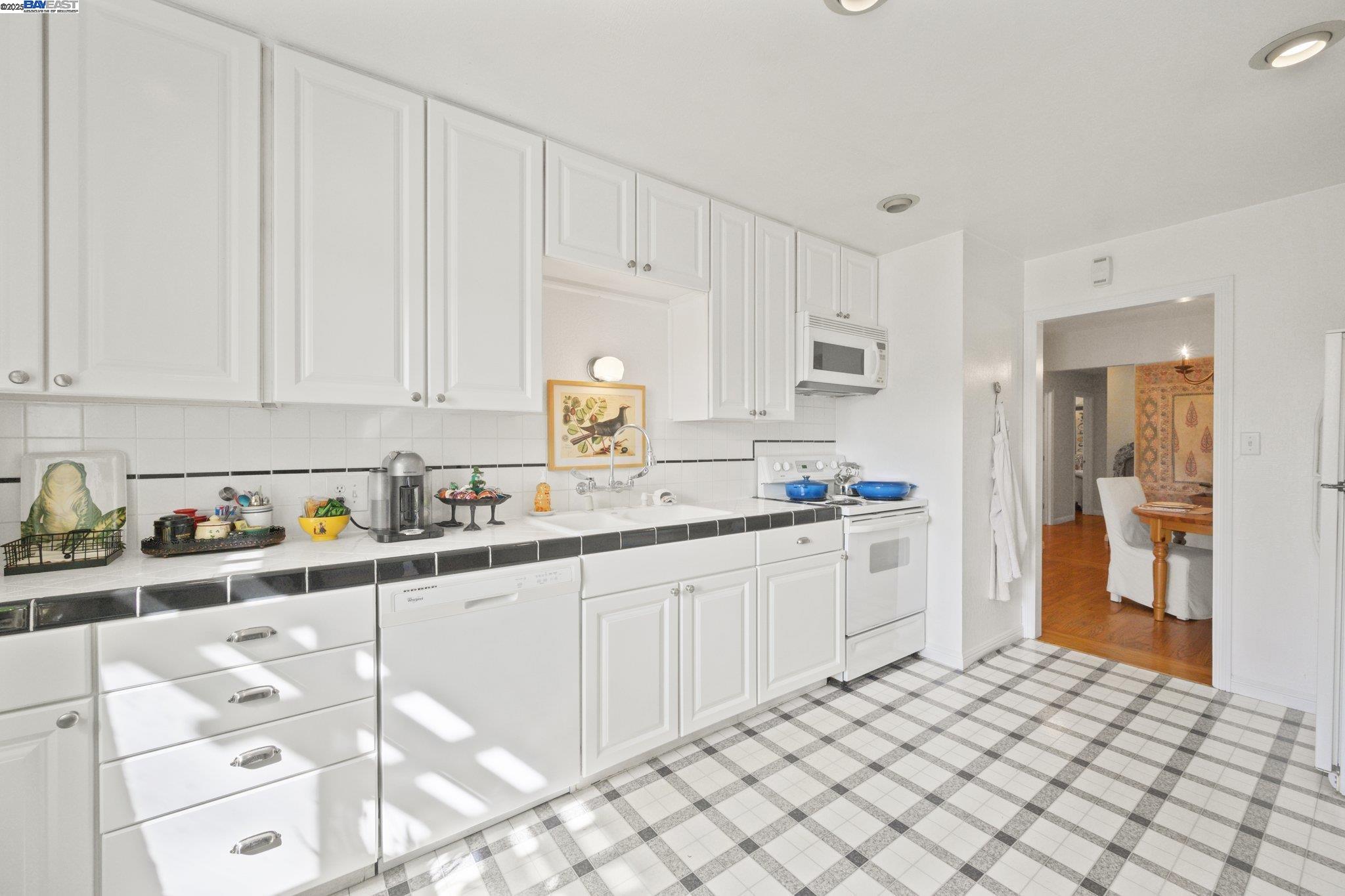 330 Amador Ct