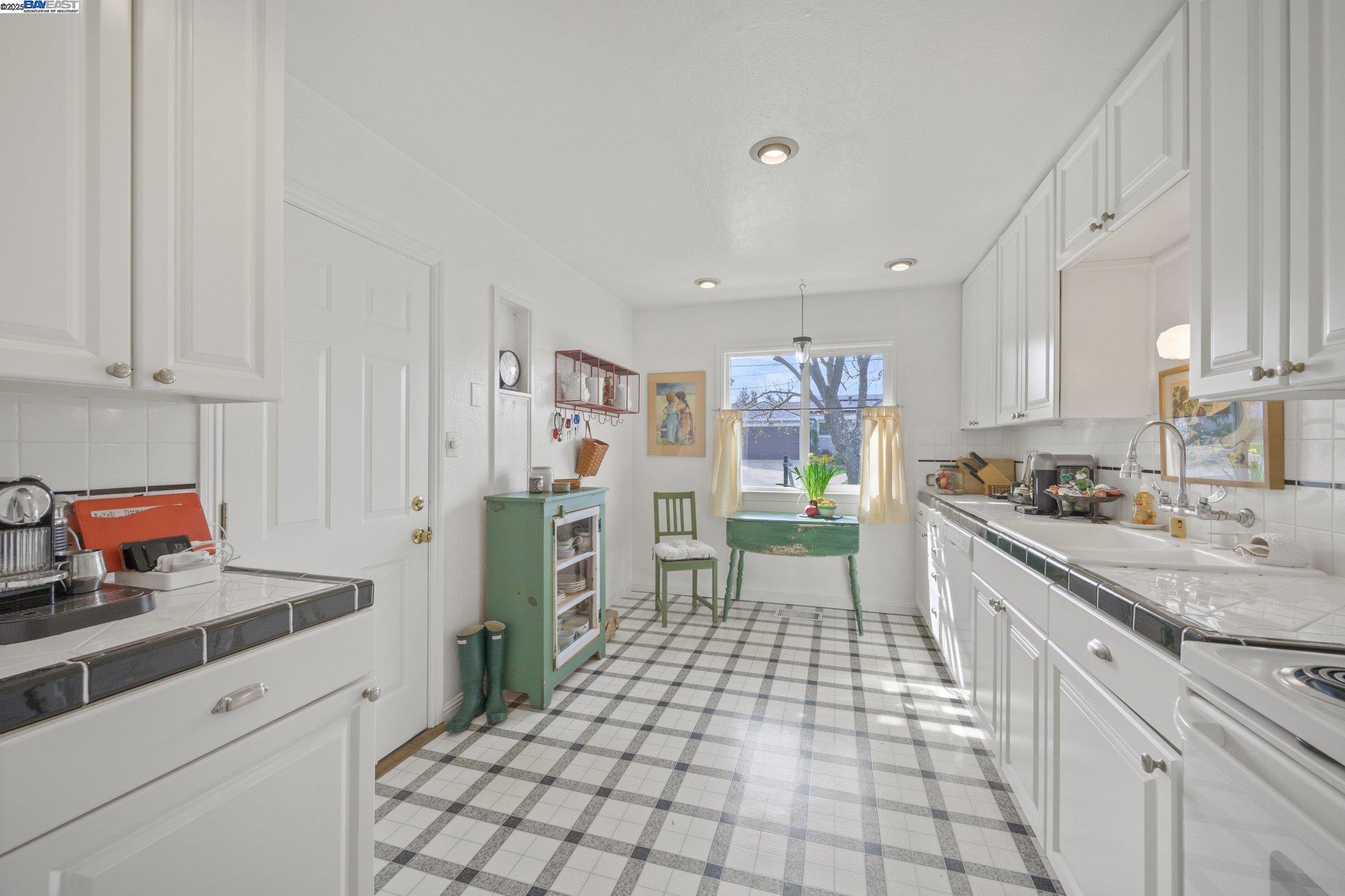 330 Amador Ct