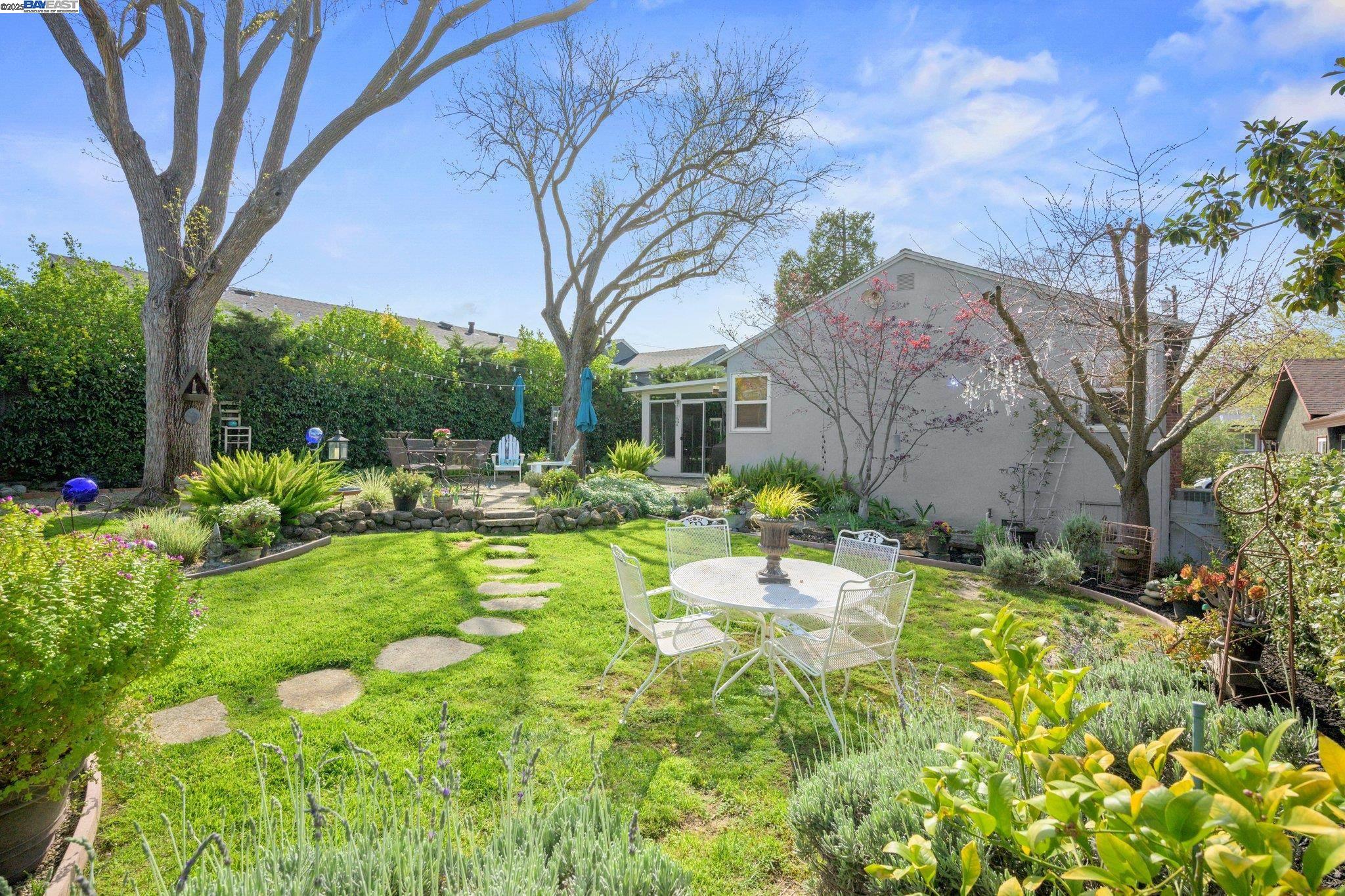 330 Amador Ct
