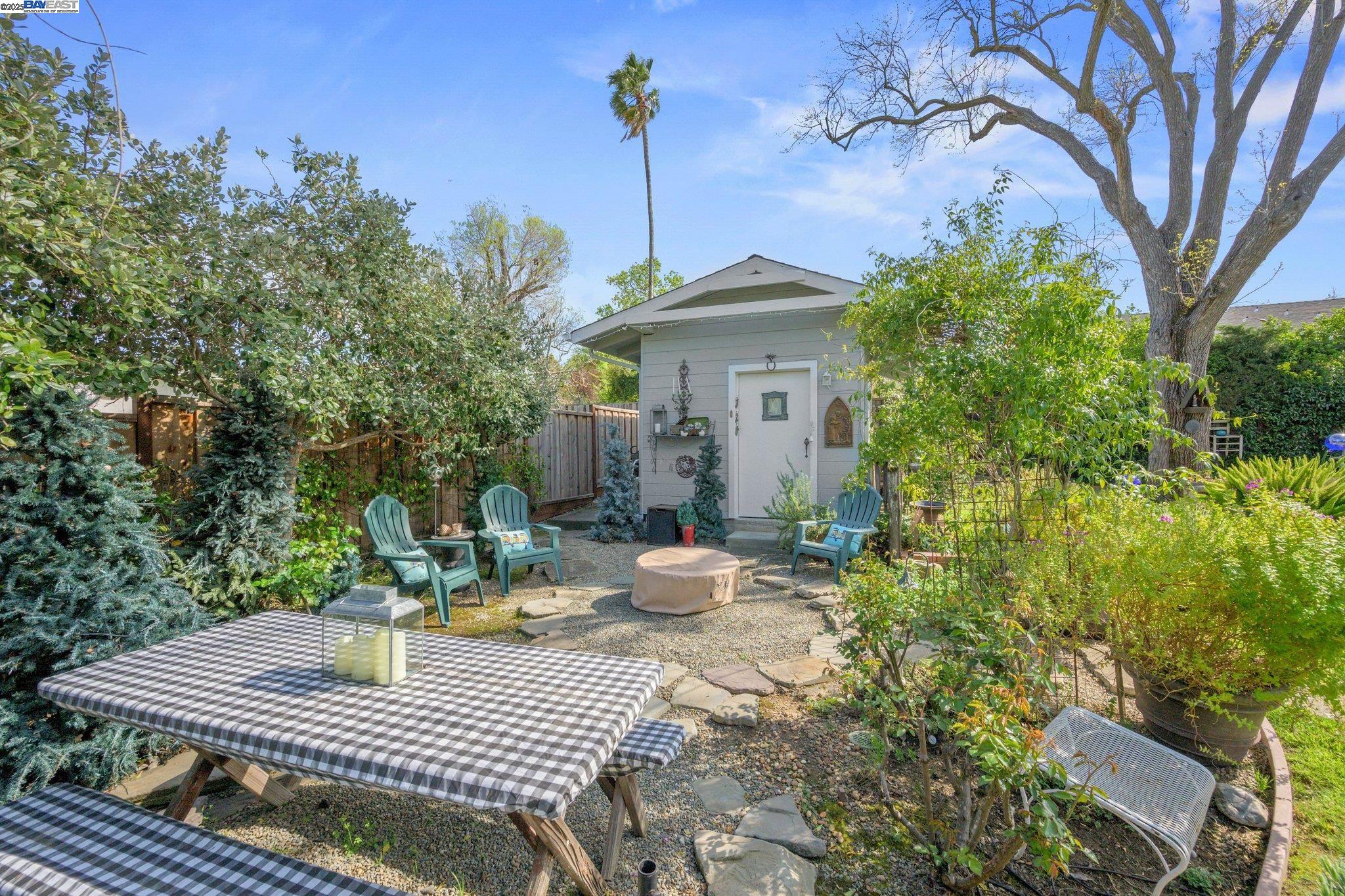 330 Amador Ct