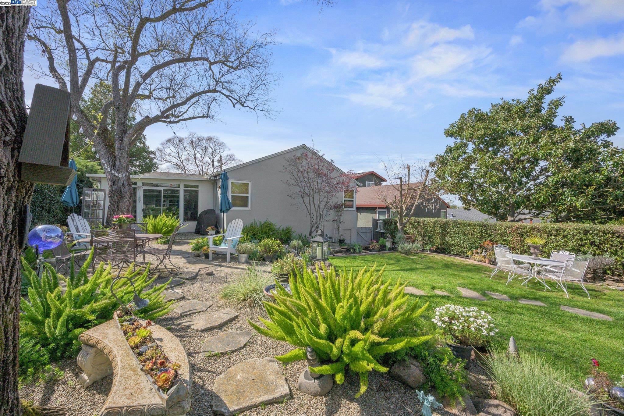 330 Amador Ct