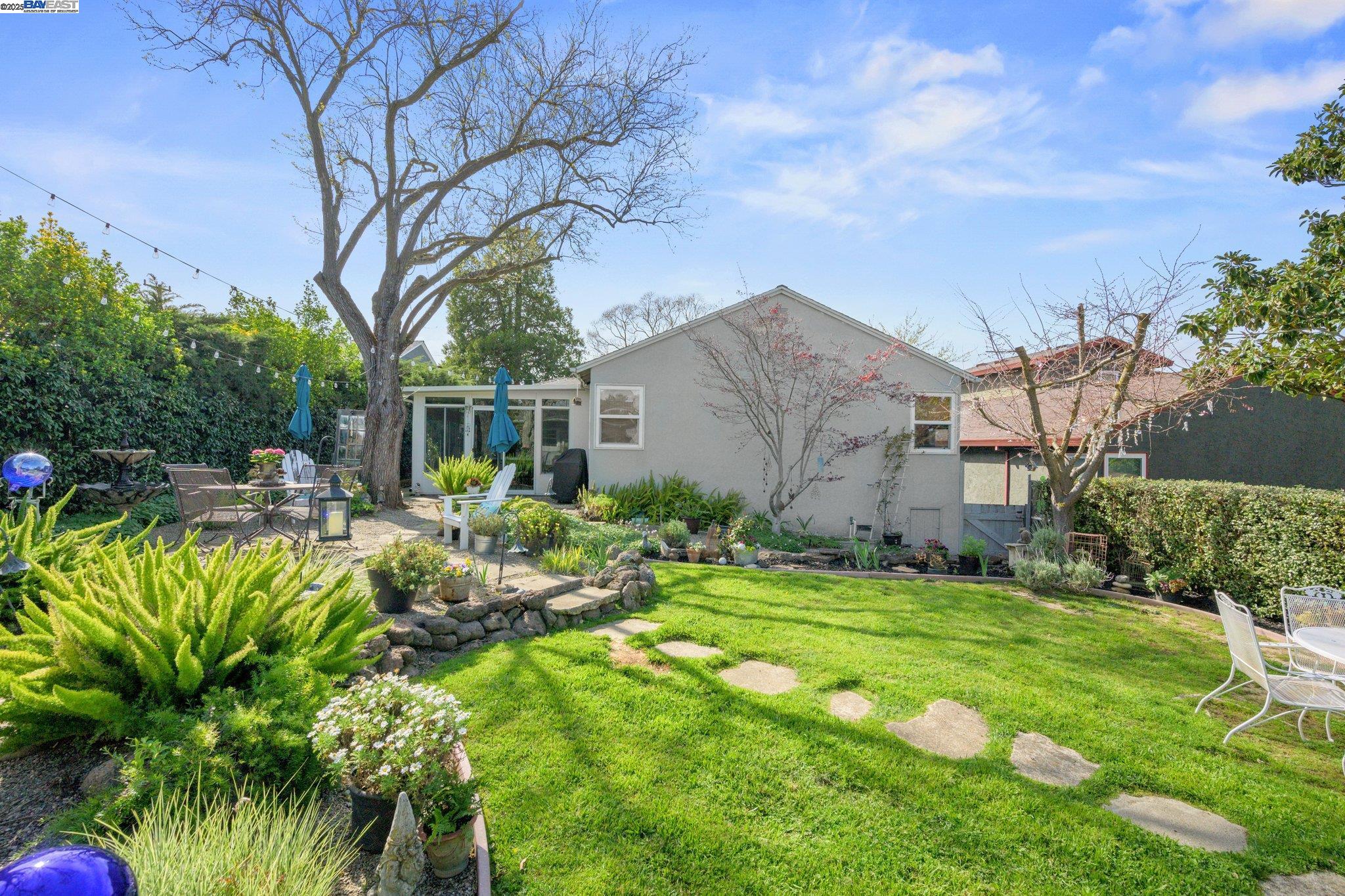 330 Amador Ct