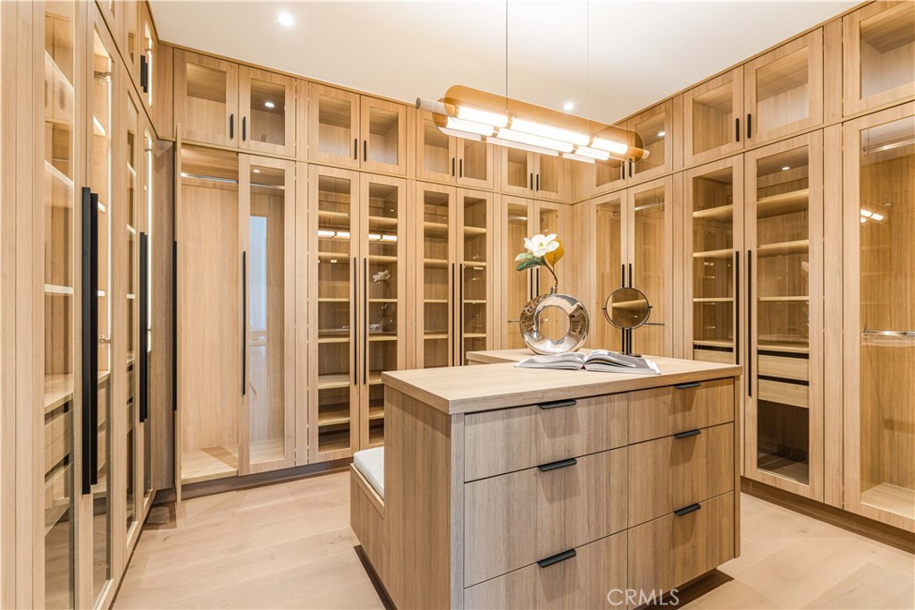 16711 Moorpark Street