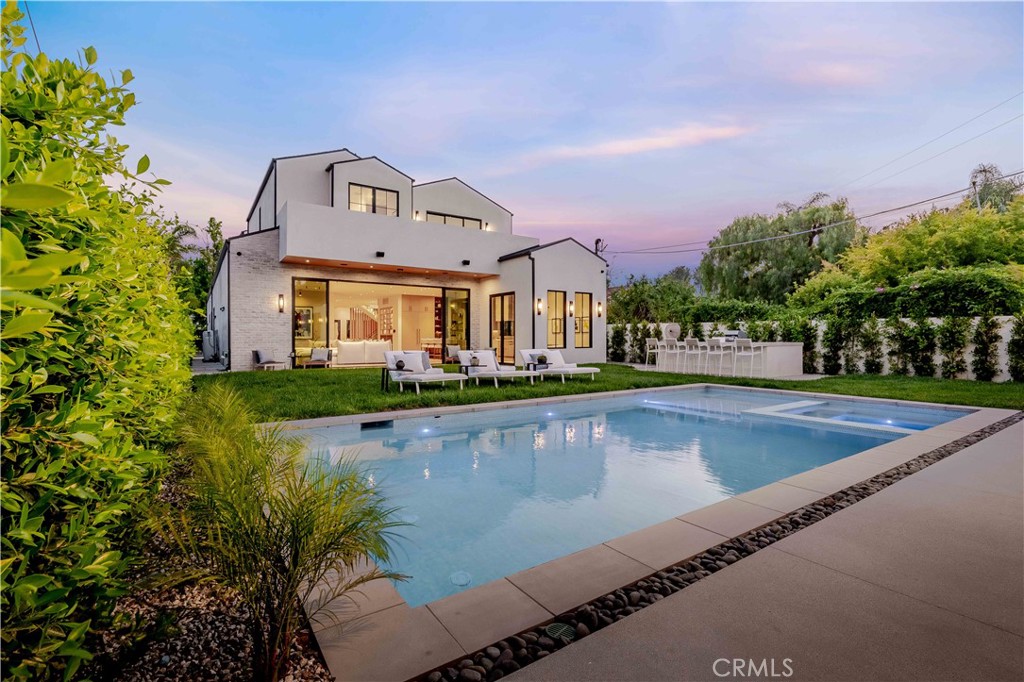 16711 Moorpark Street