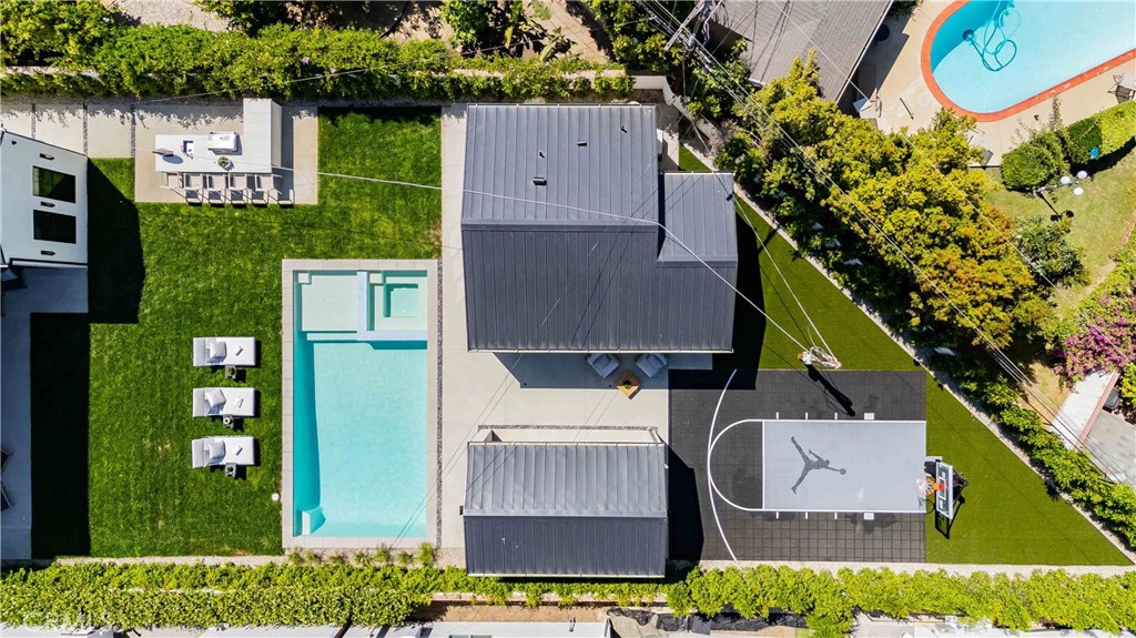 16711 Moorpark Street