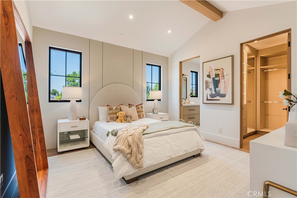 16711 Moorpark Street