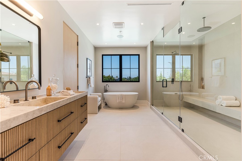 16711 Moorpark Street