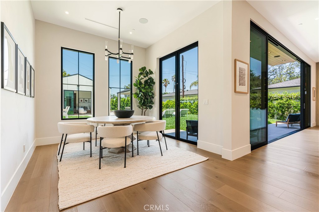 16711 Moorpark Street