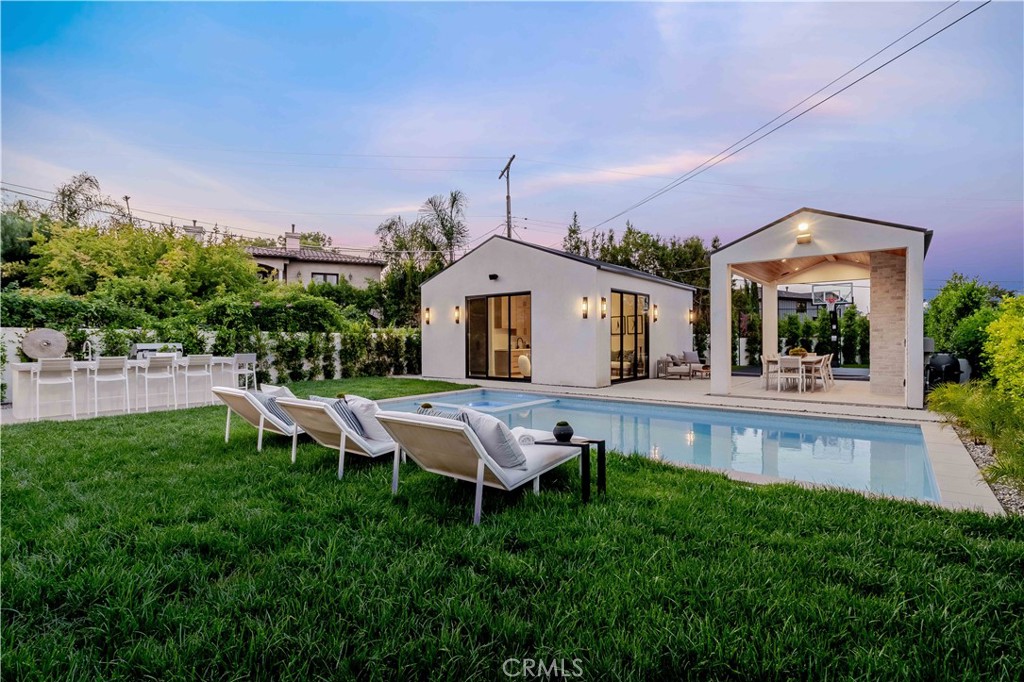 16711 Moorpark Street