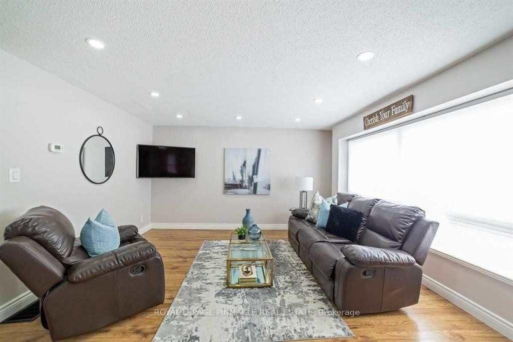 733 Parkview Crescent
