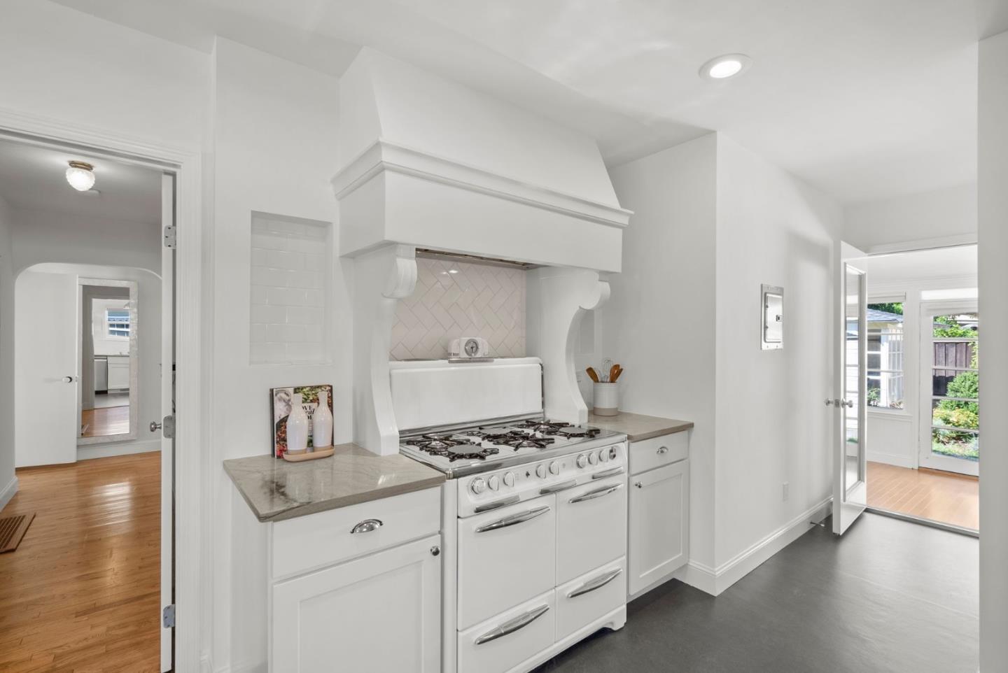 1130 Chapel DR