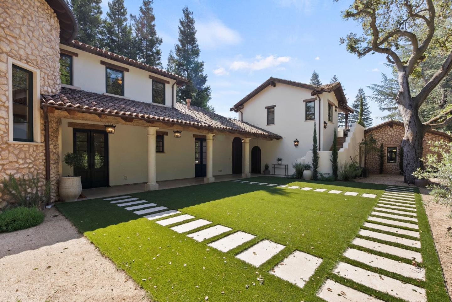 893 Laverne WAY