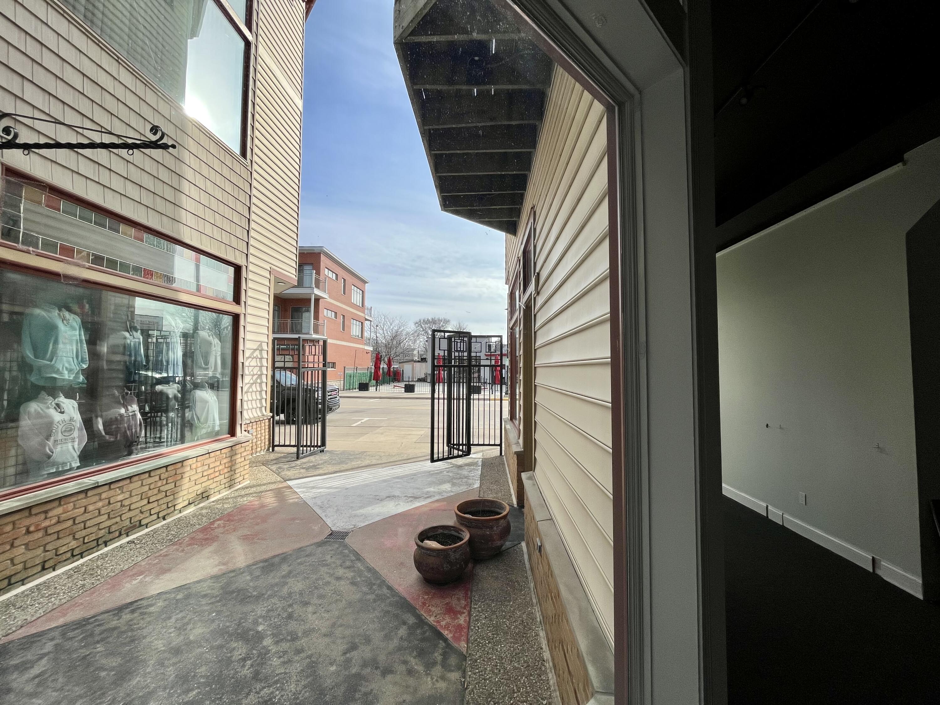 406 Phoenix Street, 2