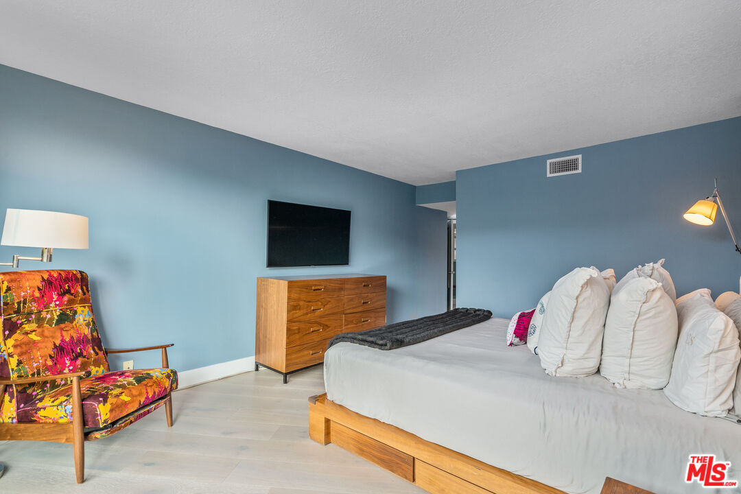 723 N Westmount Dr Unit: 301