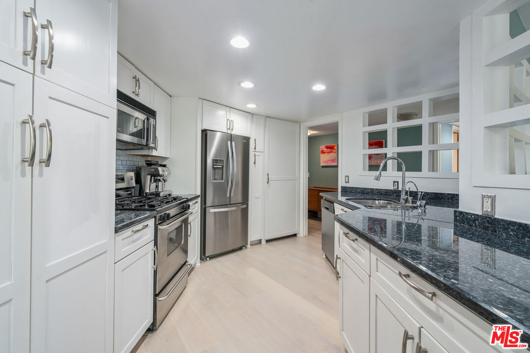 723 N Westmount Dr Unit: 301