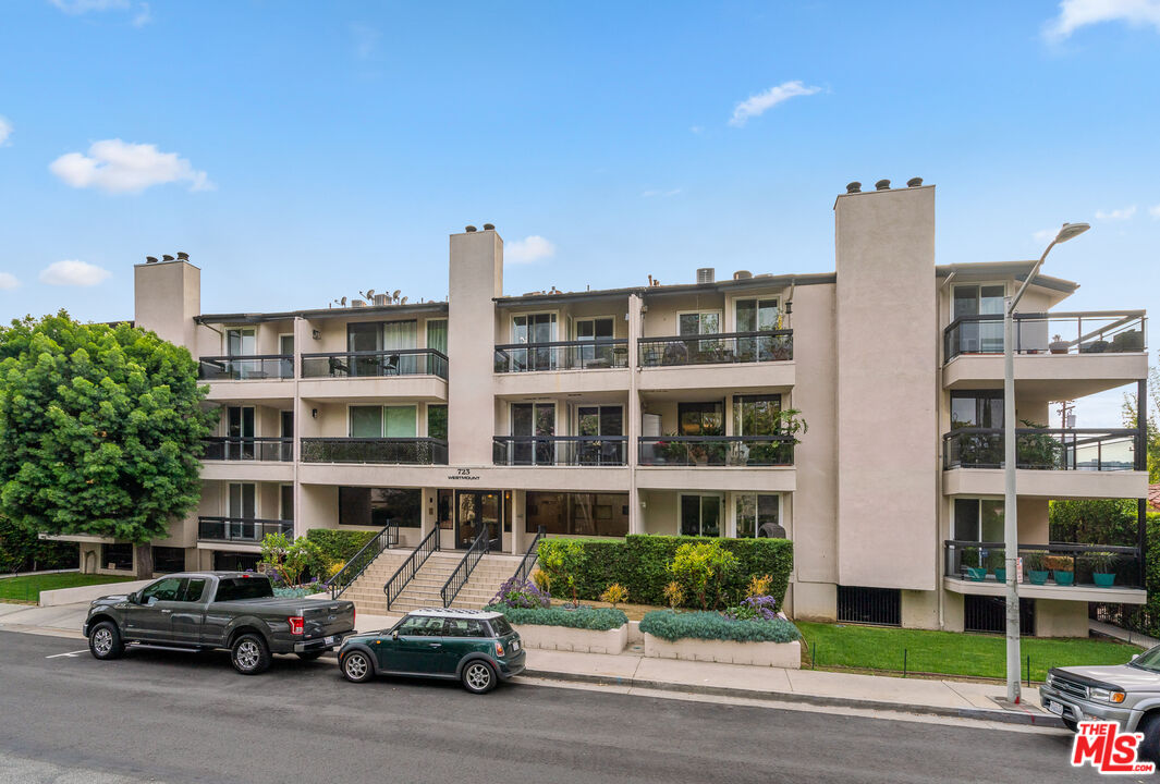 723 N Westmount Dr Unit: 301