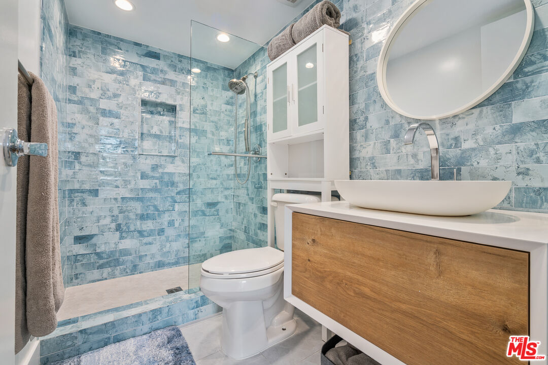 723 N Westmount Dr Unit: 301