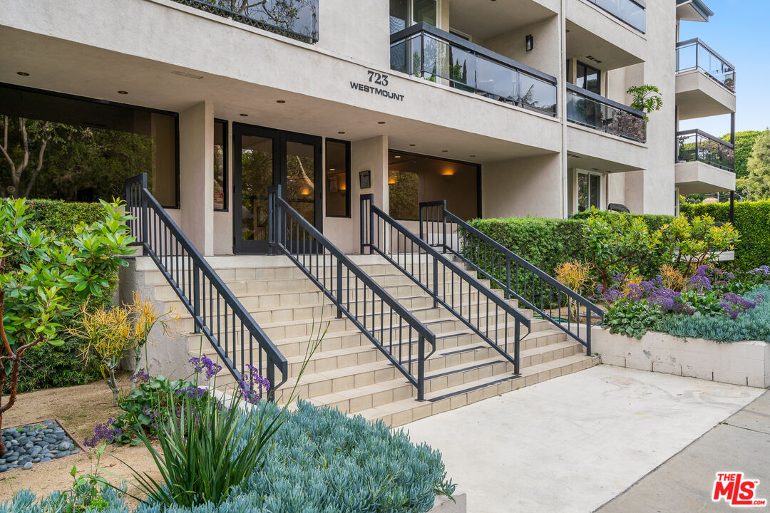 723 N Westmount Dr Unit: 301