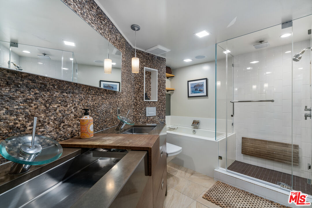 723 N Westmount Dr Unit: 301