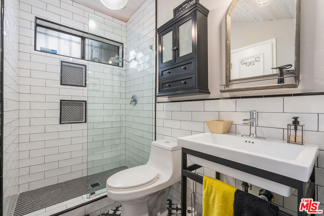 723 N Westmount Dr Unit: 301