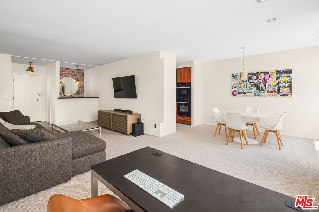 927 N Kings Rd Unit: 303
