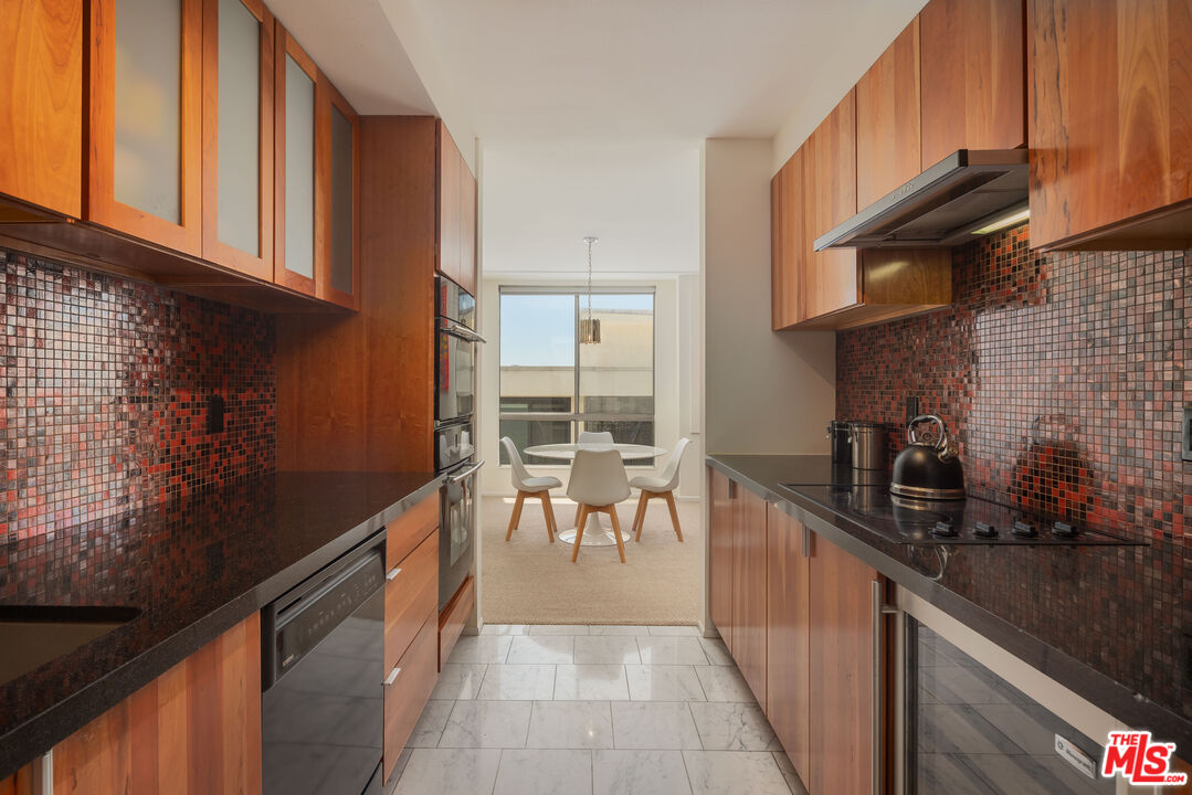 927 N Kings Rd Unit: 303