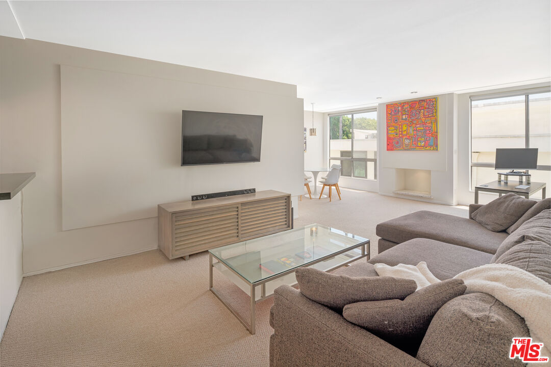 927 N Kings Rd Unit: 303