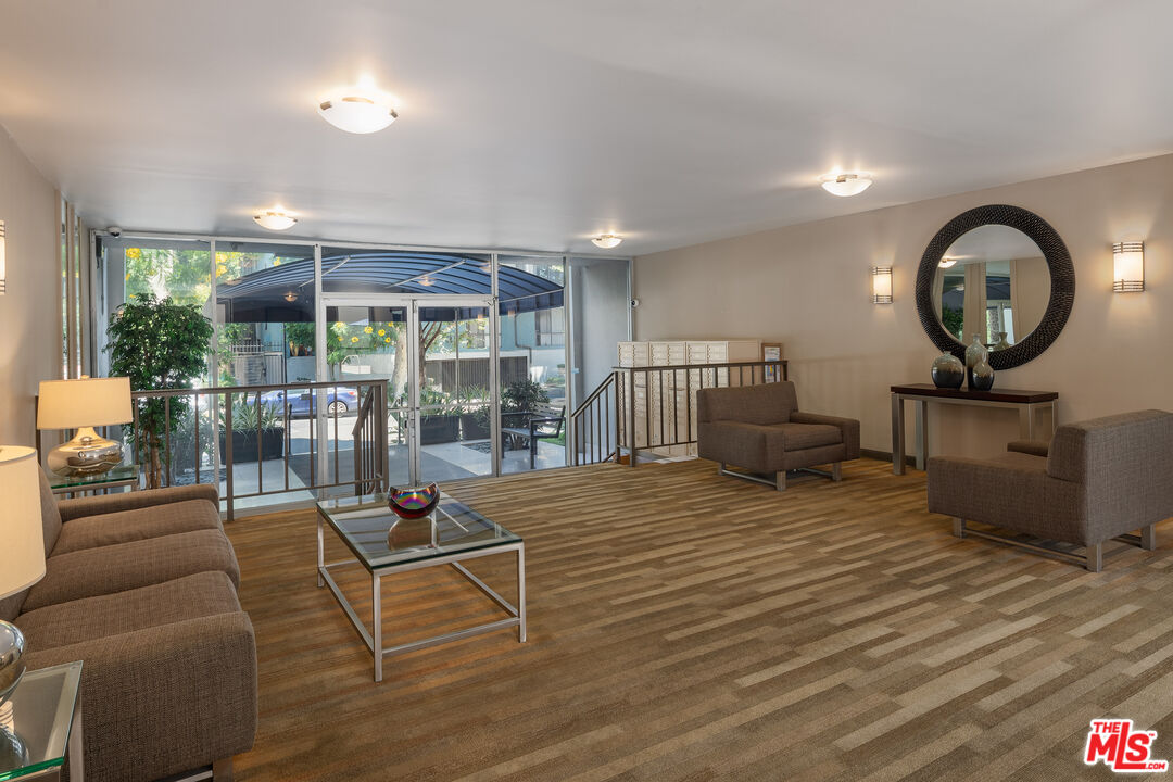 927 N Kings Rd Unit: 303