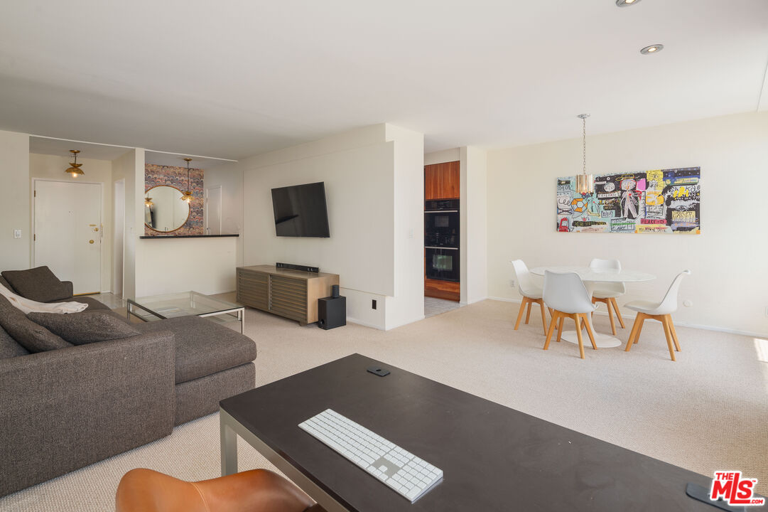927 N Kings Rd Unit: 303