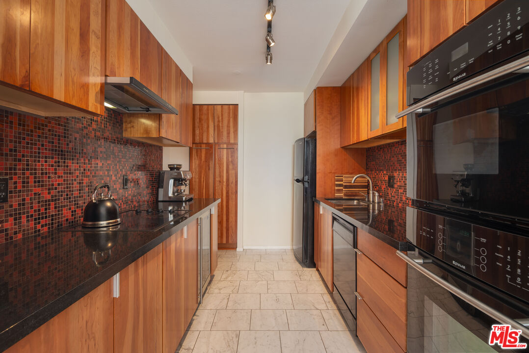 927 N Kings Rd Unit: 303