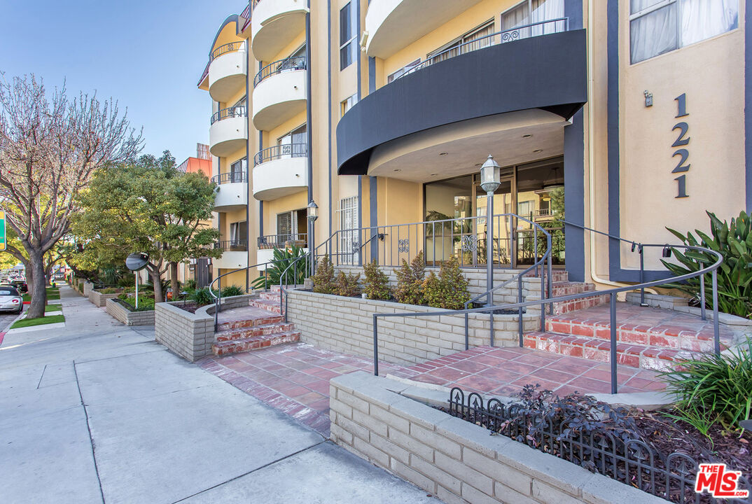 1221 N Kings Rd Unit: 307