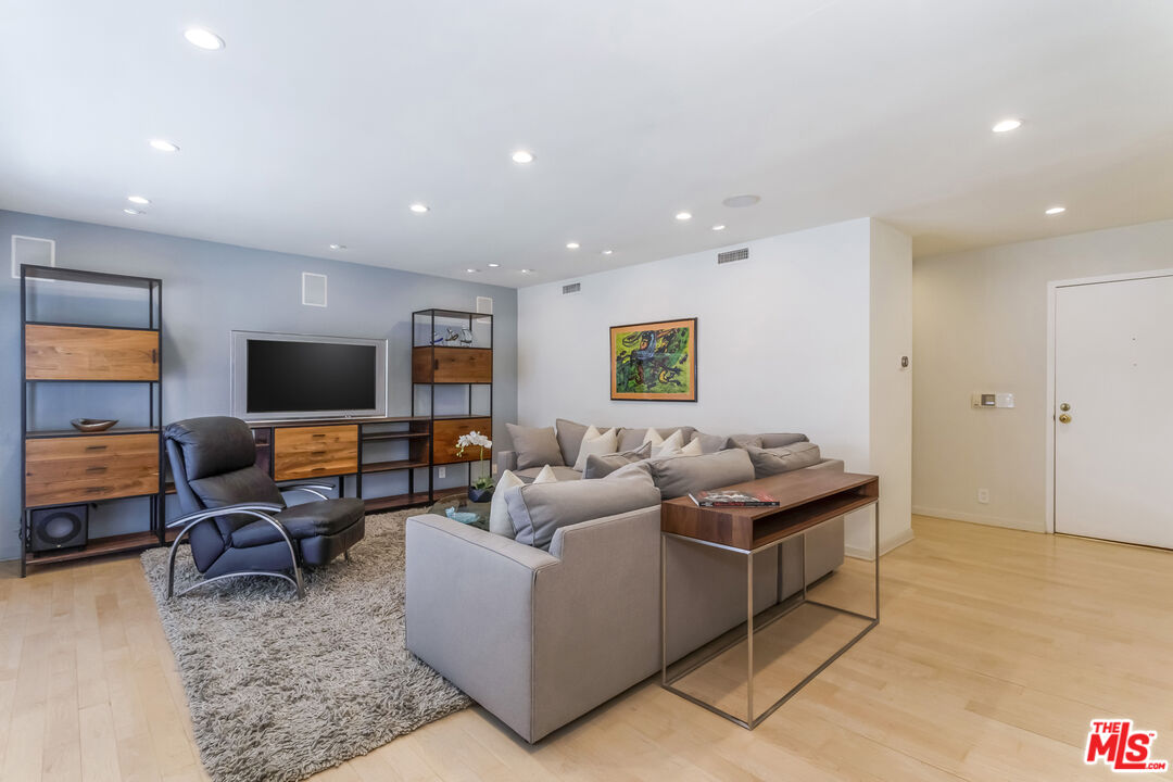 1221 N Kings Rd Unit: 307
